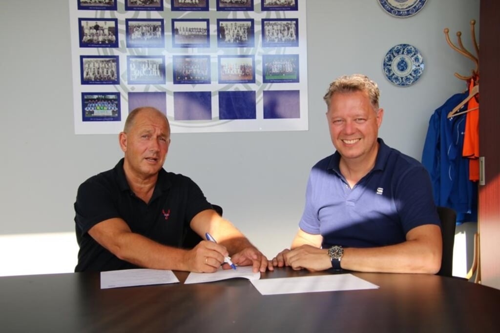 Wilco Klop (l) en voorzitter Be Quick Jeroen Bloemenkamp in juni 2020 toen Klop een 1-jarig contract tekende, die nu wordt verlengd met 2 jaar. Foto: Chris Vosmeijer
