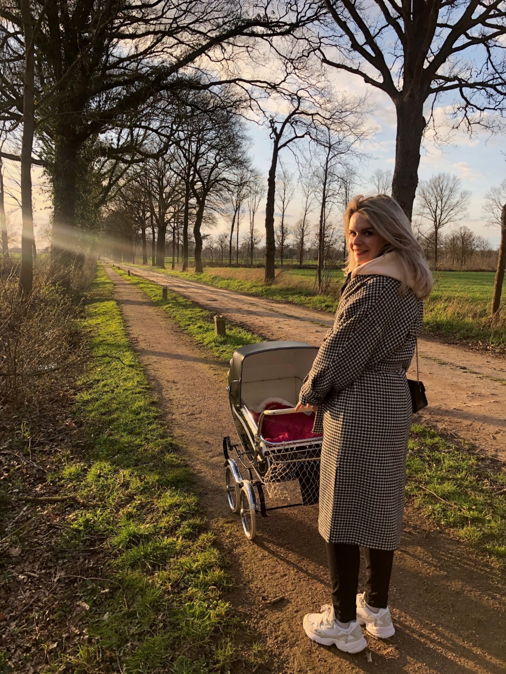 Hanneke van der Werf aan de wandel met haar dochtertje in het buitengebied van Rekken. Eigen foto