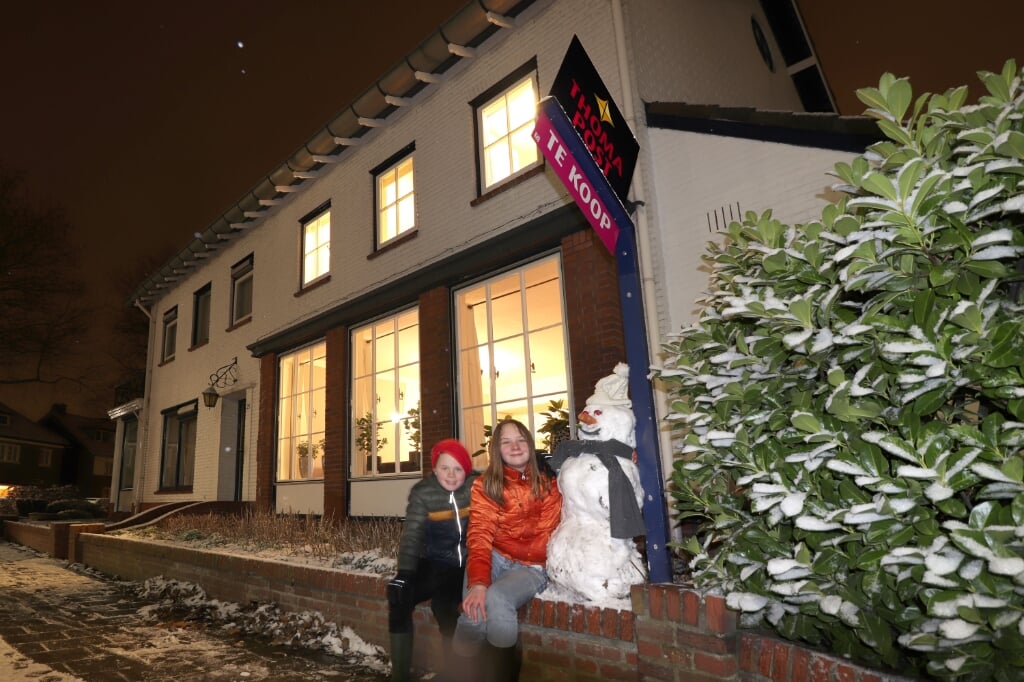 Florian en Elise bij hun laatste sneeuwpop in Zutphen. Foto: PR