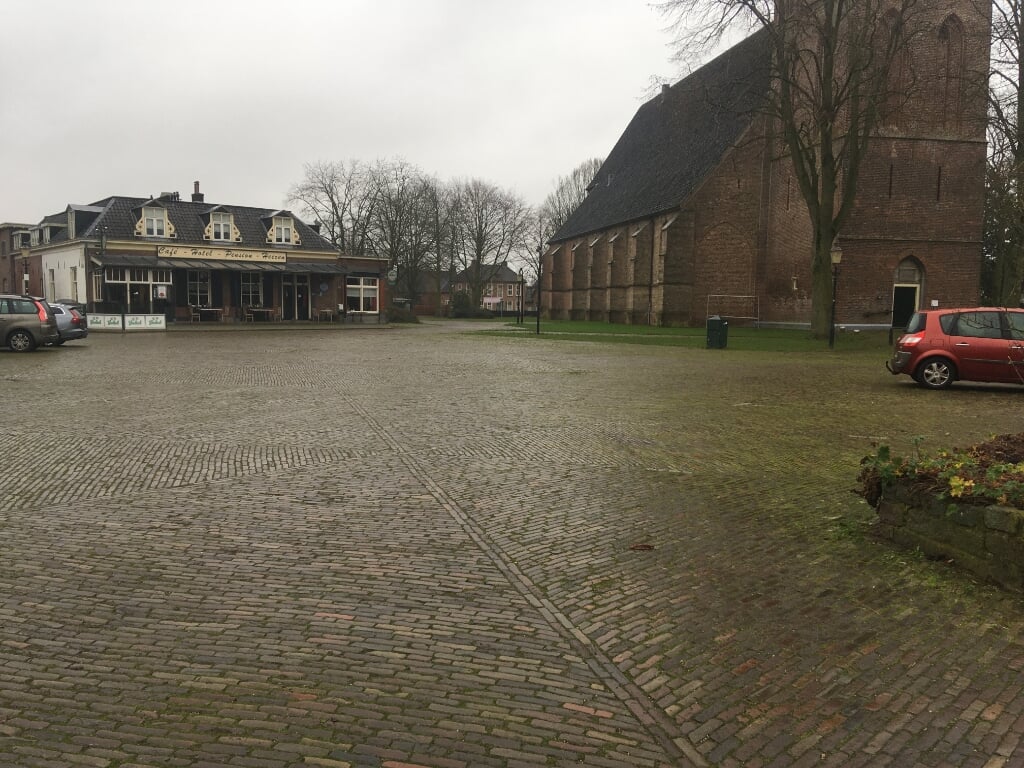 Het Marktplein in Steenderen in dringend toe aan groot onderhoud. Foto: Martin Nieuwenhuis