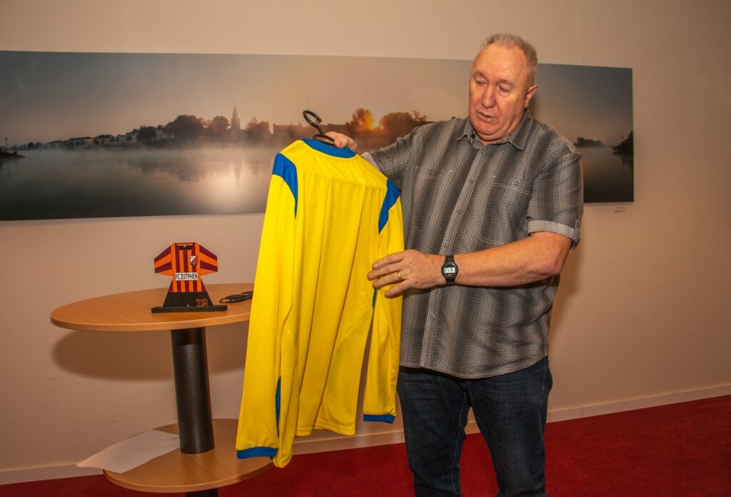 Evert Koster presenteert het nieuwe shirt van Torenstad Walking Football. Foto: Liesbeth Spaansen