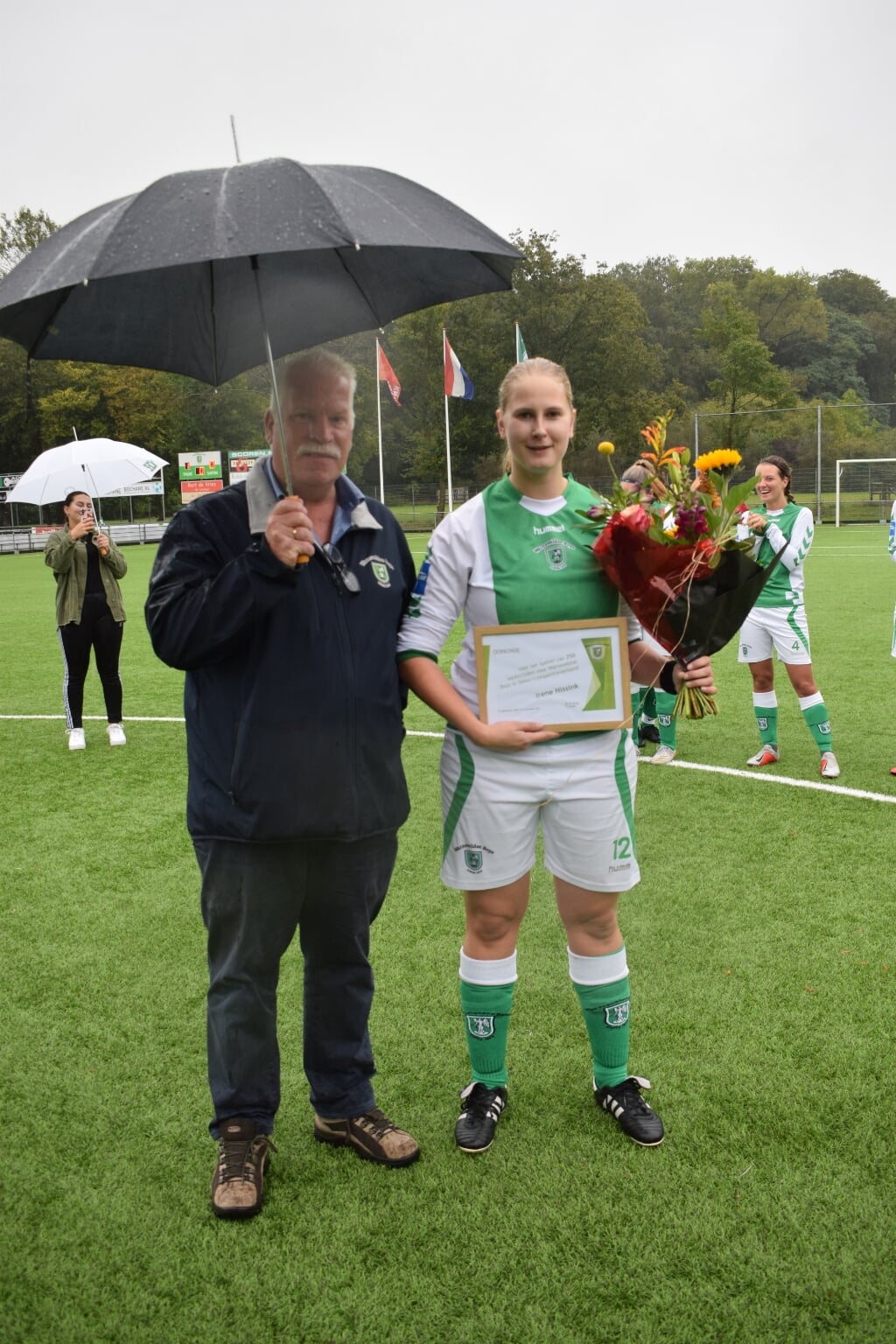 Voorzitter Bas de Bruijn overhandigde Irene bloemen en een oorkonde namens de club. Foto: Ineke Hissink