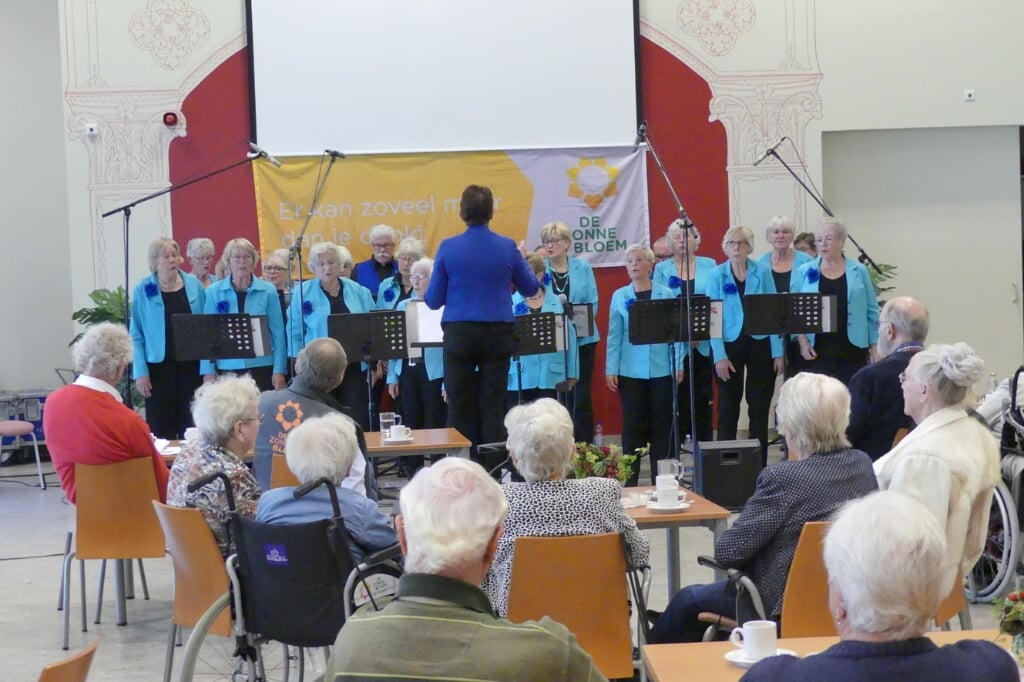 Tijdens de Hartenwensdag van de Zonnebloem Ruurlo zorgde het koor Efkes Anders voor een aantal optredens. Foto: PR.