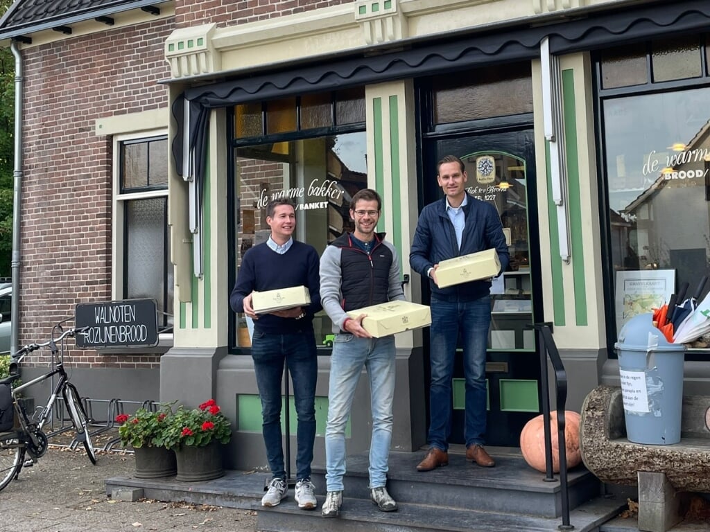 De gebakjes werden op Nationale Ouderendag rondgebracht door een aantal heren van de Ronde Tafel Lochem. Foto: PR