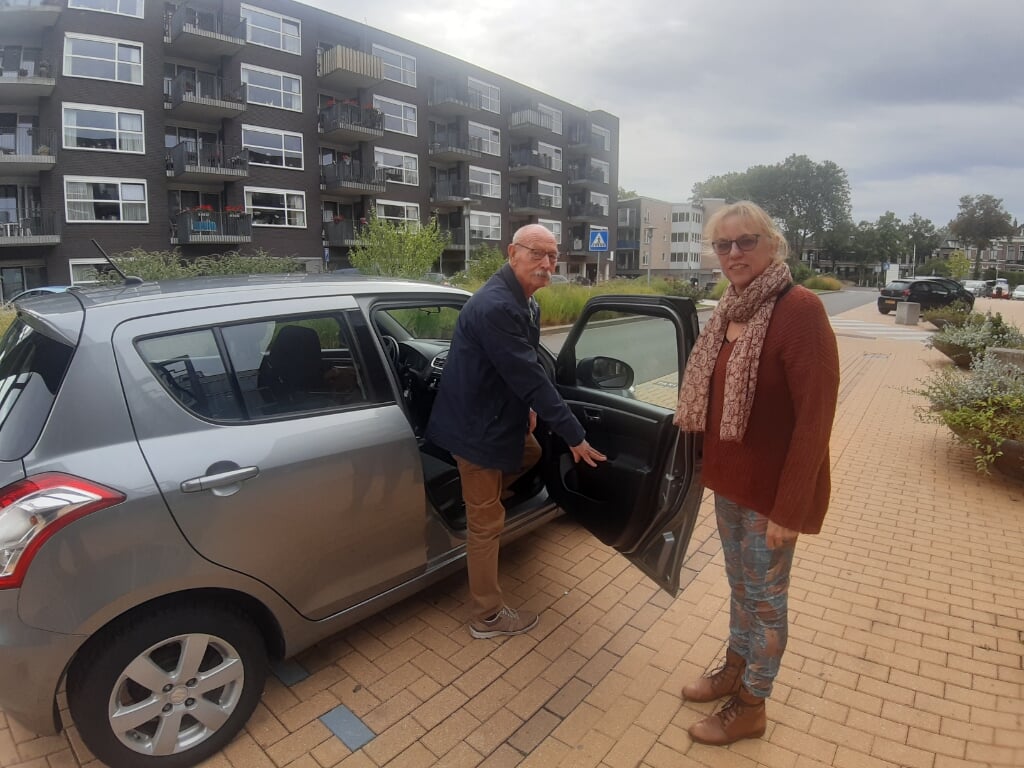 AutoMaatje-chauffeur Cobien Wasseveld en passagier Joop van der Beek. Foto: Rudi Hofman