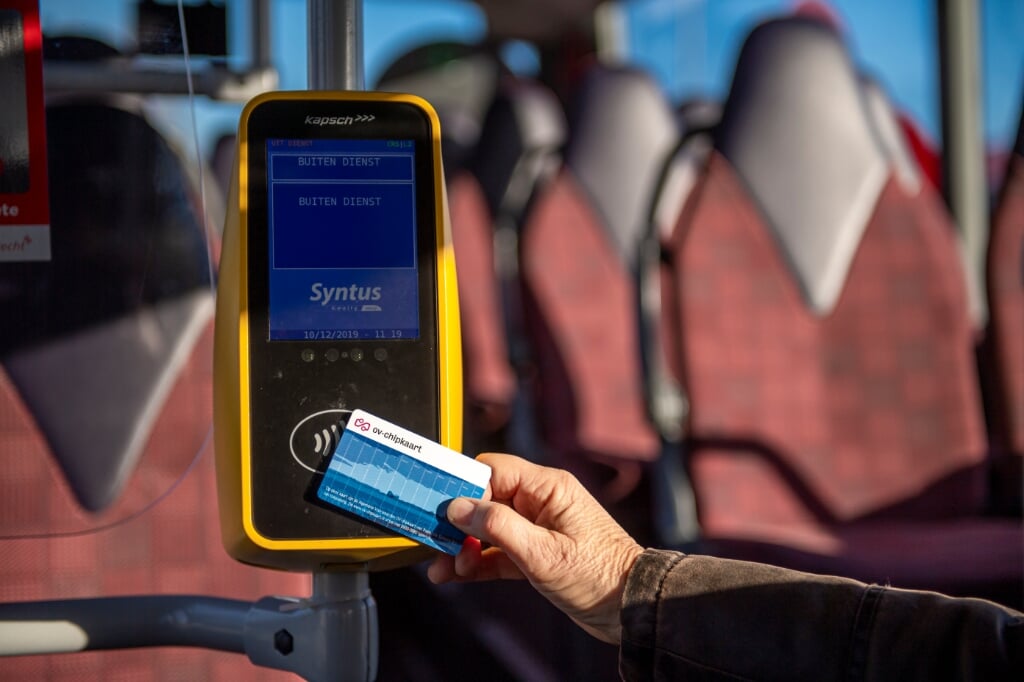 Handige informatie, bijvoorbeeld over hoe in te checken in de bus. Foto: Marcel Jurian de Jong