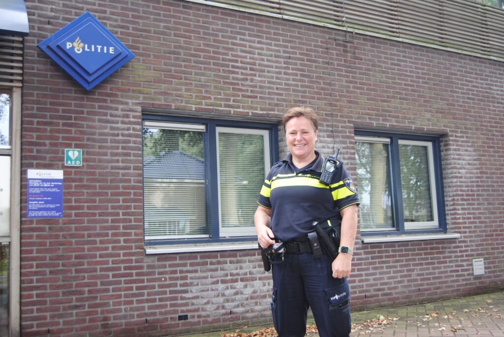 Wijkagente Edmé Wernars bij het politiebureau in Borculo. Foto: Achterhoek Nieuws