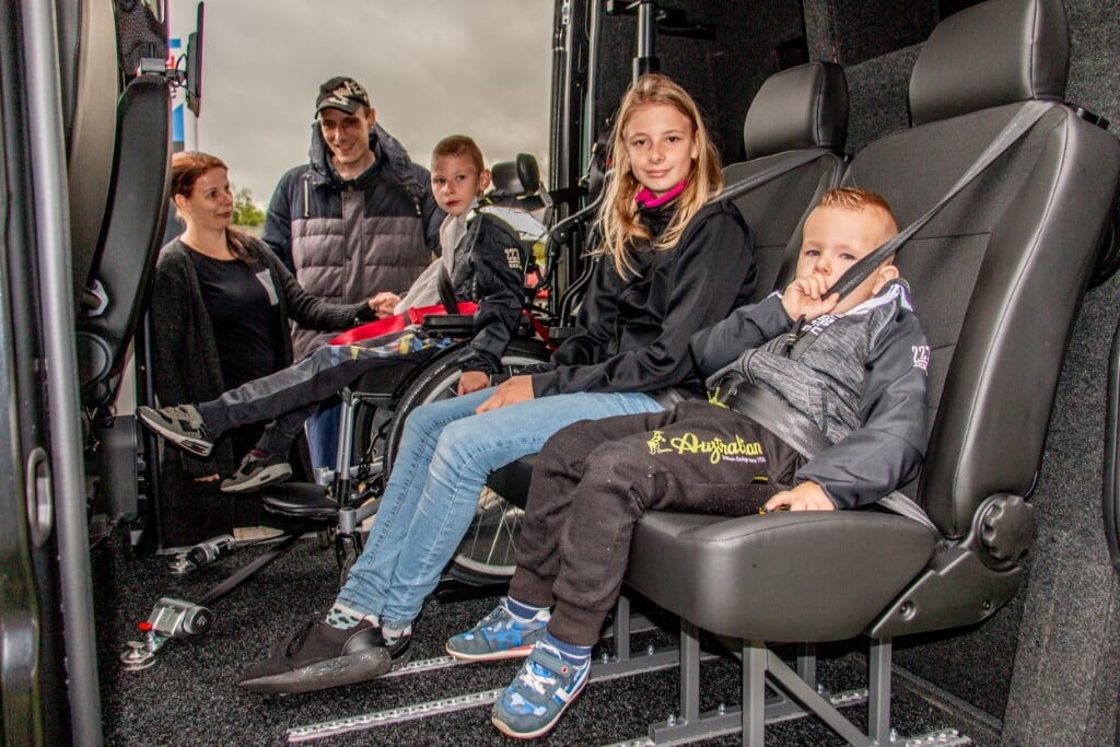 De familie Van Malsen: Jolande, David, Jayden, Amanda en Keano is blij met de inrichting van de nieuwe rolstoelbus. Foto: Liesbeth Spaansen