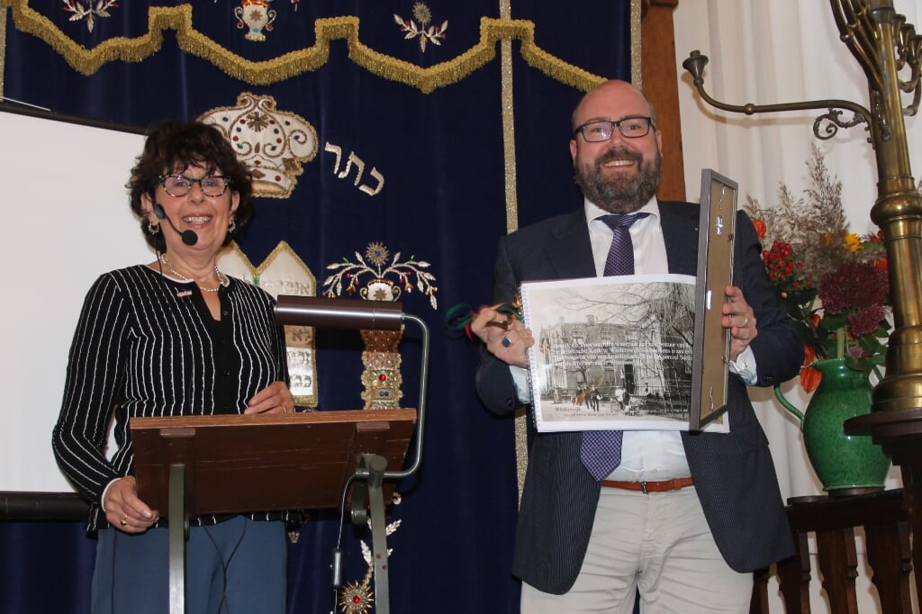 Mirjam Schwarz (l) heeft de synagoge zondag 10 oktober officieel overgedragen aan de Anne Joldersma, die van Schwarz de originele bouwtekening en het bestek uit 1888 overhandigd kreeg. Foto Lineke Voltman