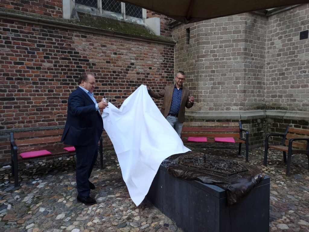 Wethouder Eric-Jan de Haan had de eer het reliëf te onthullen. Foto: PR