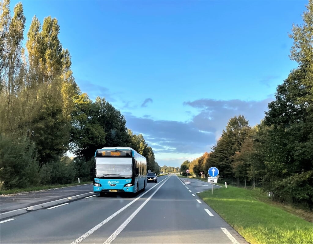 Bus 56 rijdt over de Rondweg West bij Lochem. Foto: Henri Bruntink