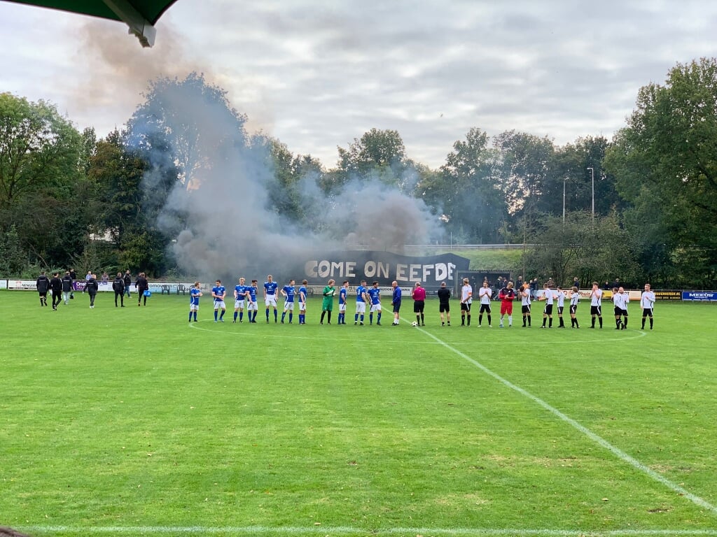 Met een mooie sfeeractie van de Supportersvereniging Sportclub Eefde werd het startsein gegeven voor een mooie middag voetbal. Foto: PR