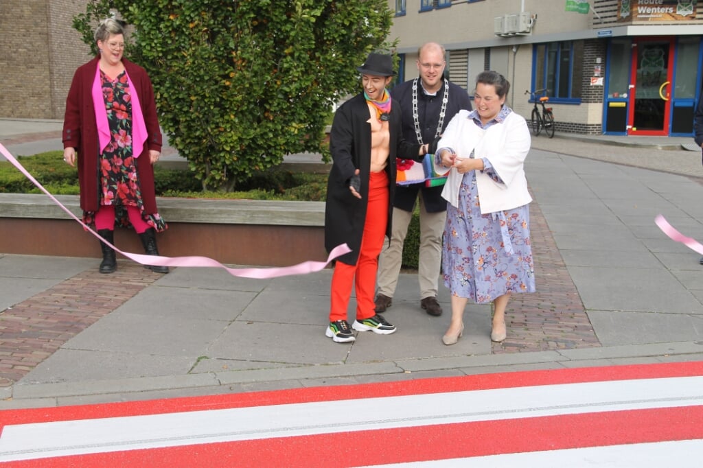 Het regenboog zebrapad aan de Stationsstraat is officieel geopend door wethouder Elvira Schepers. Foto Lineke Voltman