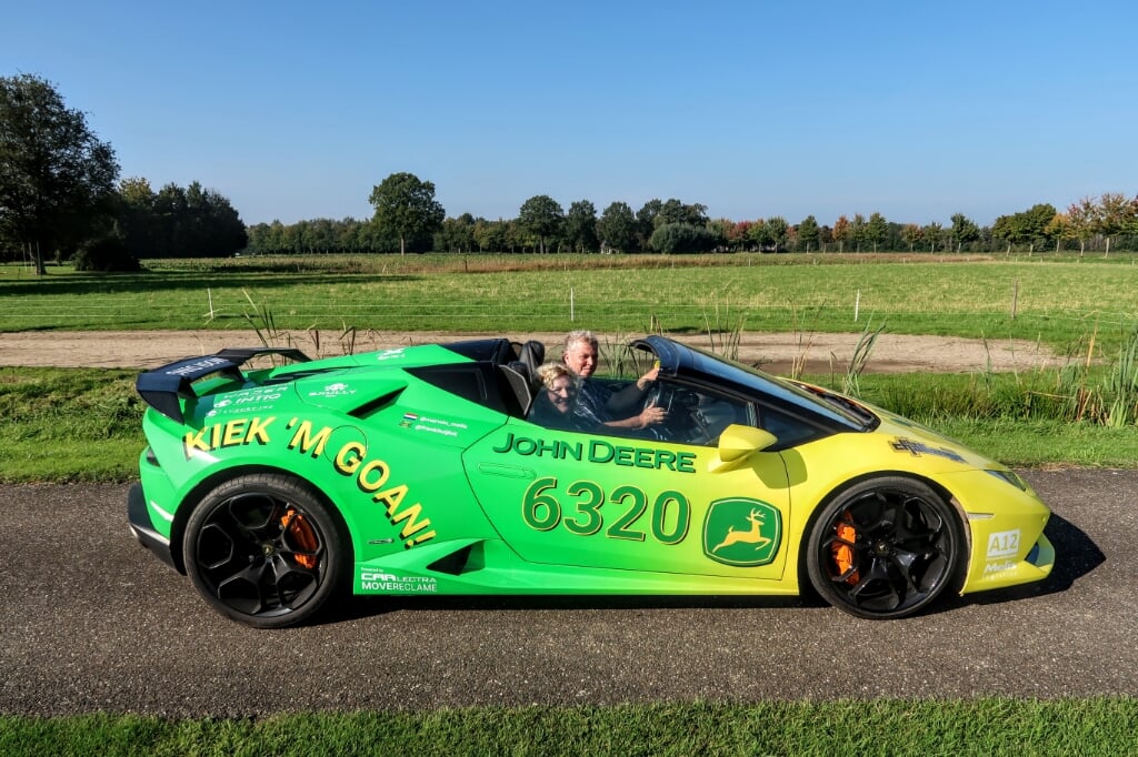 Berdy Buunk genoot van haar ronde met Gerrit Vossers in de ‘Poah-Lamborghini’: “Wat een auto, wat een geluid en wat een snelheid!” Foto: Luuk Stam