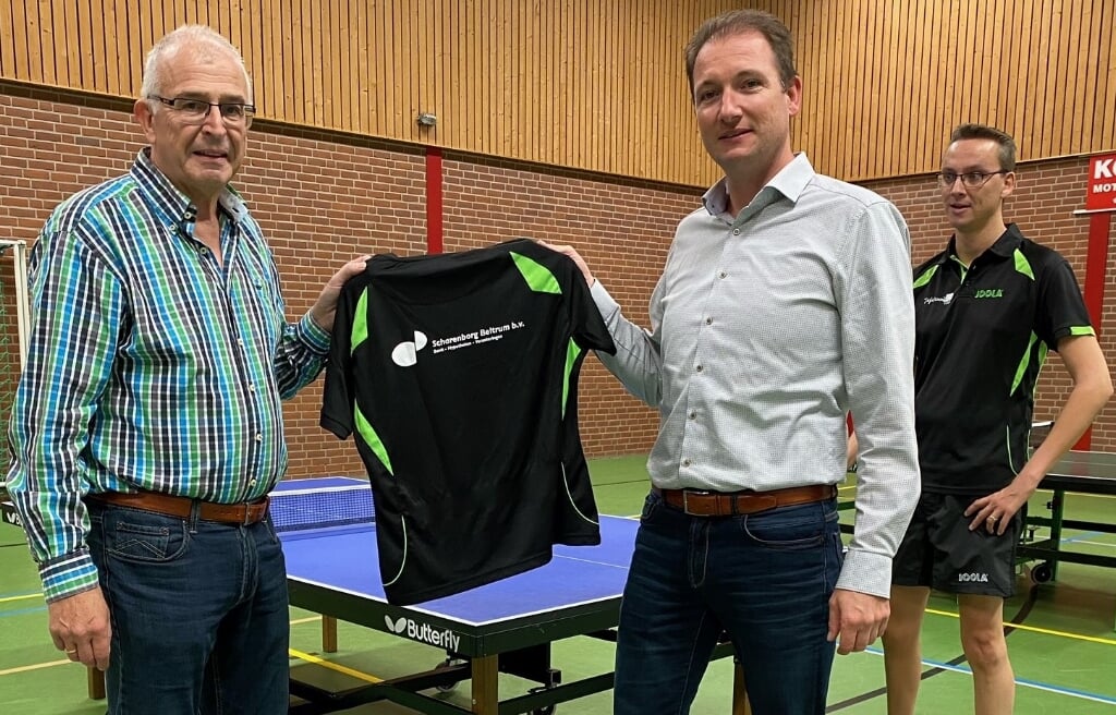 Voorzitter Walter Rouwhorst (links) en sponsor Edwin Penterman (midden) tonen het nieuwe shirt met het logo van Scharenborg. Foto: TTV VIOS