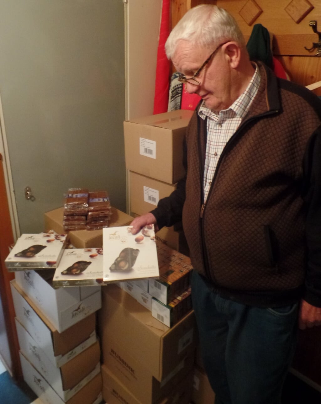 Henk Reitsema met de voorraad chocolade, koek en speculaas die hij schenkt aan Ruurlose ouderen. Foto: Jan Hendriksen