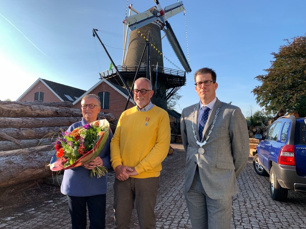 Gerard en Riki Effting, met burgemeester Van Oostrum, na de plechtigheid. Foto: Peter Vorderman
