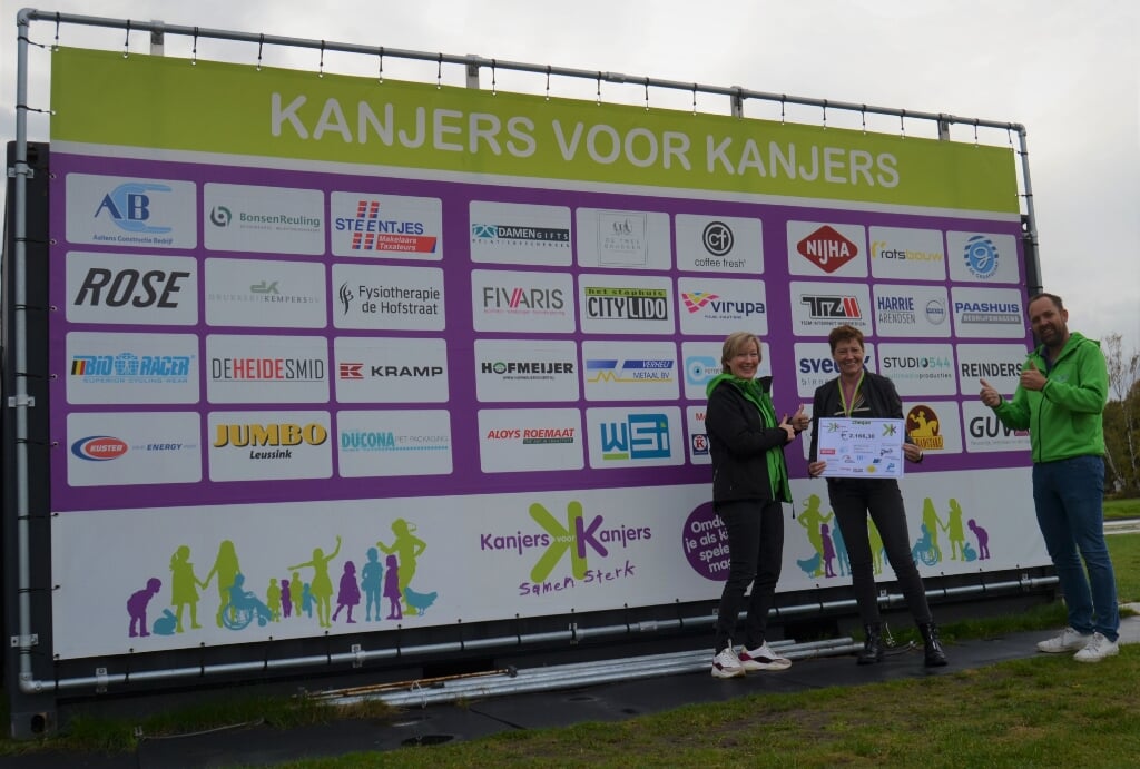Esther Schuurman naast Daniëlle Stokkers en Maarten Overkemping van Kanjers voor Kanjers. Foto:  Karin Stronks
