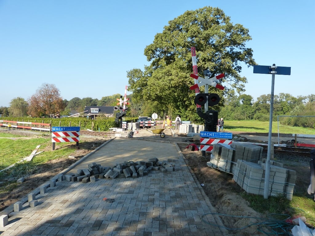 De onbewaakte spoorwegovergang in de Hilteweg en bij het landgoed Kotmans is beveiligd. Foto: Bernhard Harfsterkamp
