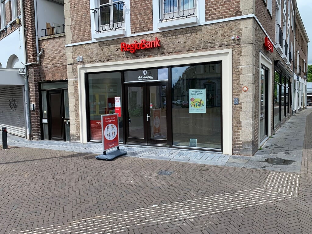 In het nieuwe pand van Advidens aan de Turfstraat in Zutphen kunnen klanten ook bankzaken doen bij de RegioBank. Eigen foto