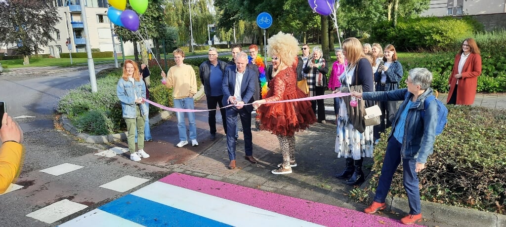 Wethouder Jos Hoenderboom en Mary Miracle openen officieel het nieuwe regenboogpad in Lichtenvoorde. Foto: Kyra Broshuis