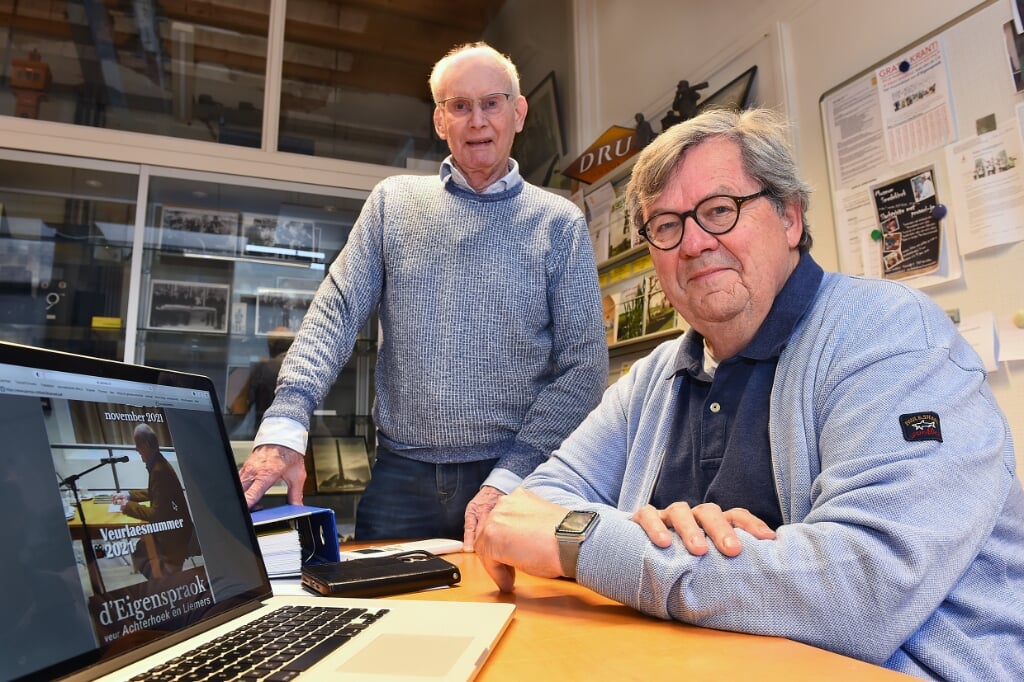 Auteur Joop Keurentjes (links) en samensteller Jan Verheijen van d'Eigenspraok. Foto Roel Kleinpenning