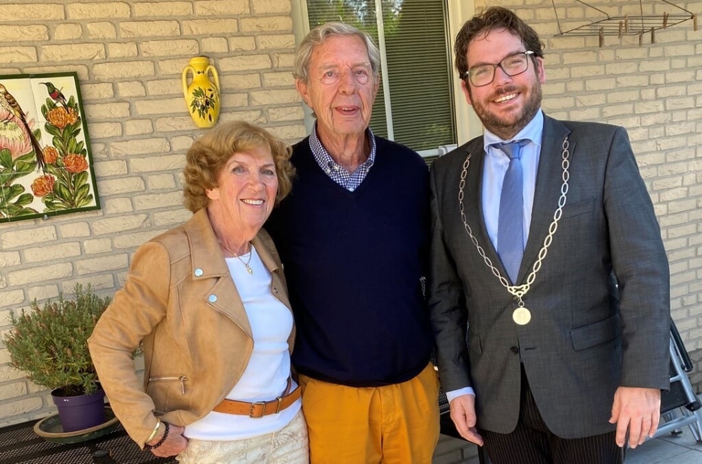 Burgemeester Sebastiaan van ’t Erve bezocht het 60-jarige bruidspaar Jaap en Minny van Klaveren. Foto: PR