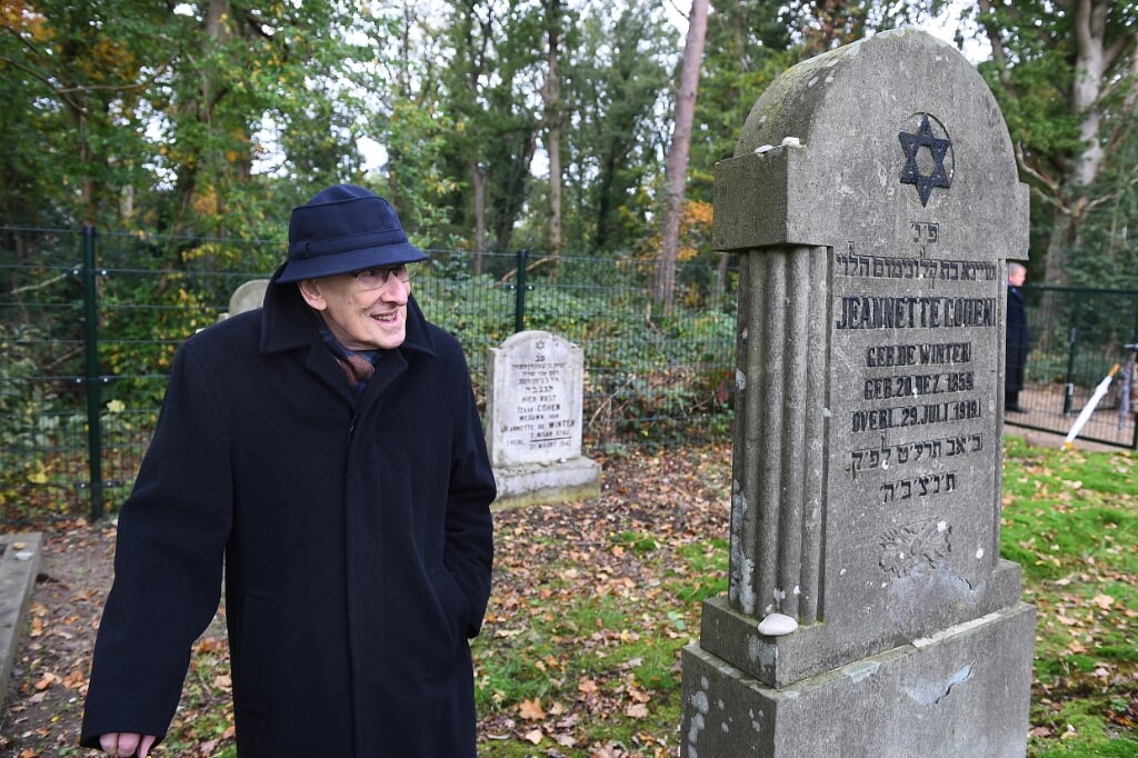 Leo van Geldern (89) op de Joodsbegraafplaats in 's-Heerenberg. Foto: Roel Kleinpenning     
