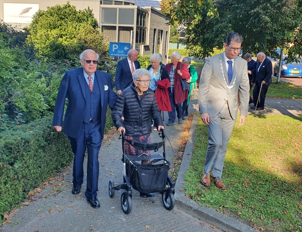 Mevrouw Cornelis op weg naar de onthulling van de plaquettes, vergezeld door Aart Drost (l) en burgemeester Joost van Oostrum. Foto: Rob Weeber