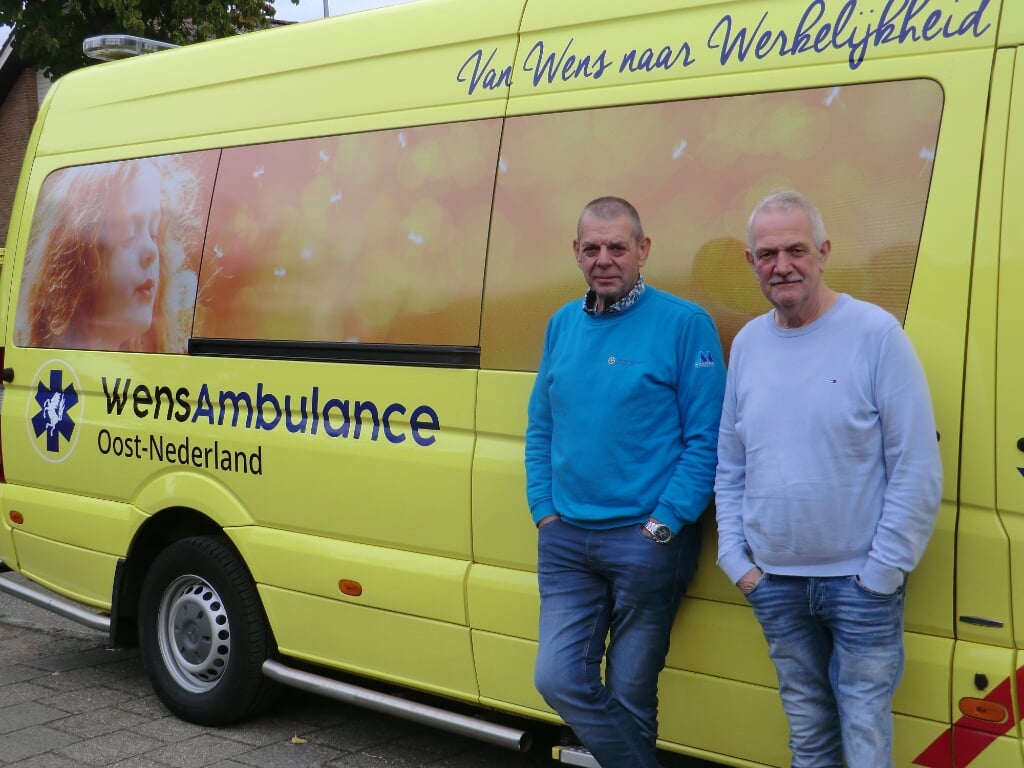Gerard Kolenbrander (rechts) met Geert Eberhard van de stichting WensAmbulance. Foto: PR