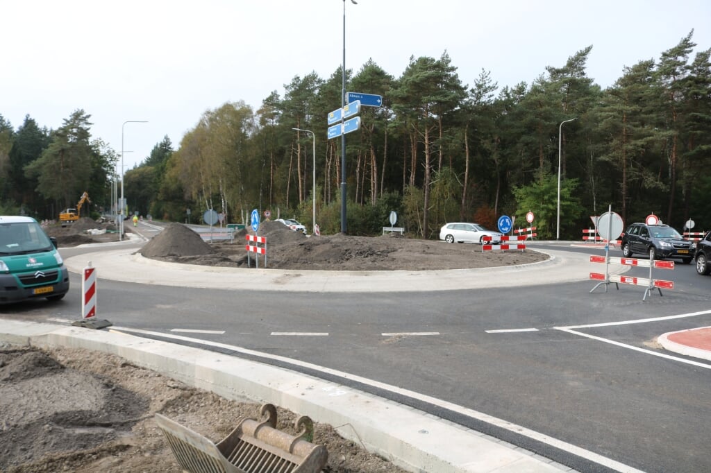 De rotonde zal eind deze week in gebruik kunnen worden  genomen. Foto: Arjen Dieperink