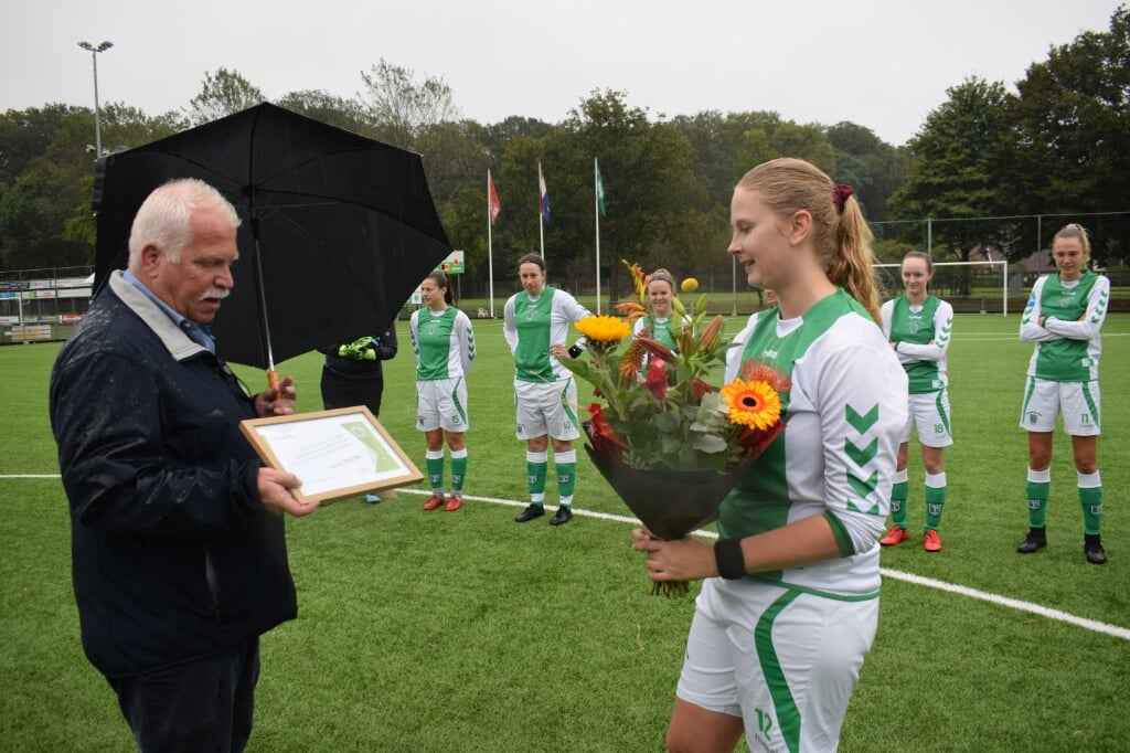Voorzitter Bas de Bruijn sprak Irene voor aanvang van de wedstrijd toe en overhandigde bloemen en een oorkonde namens de club. Foto: Ineke Hissink