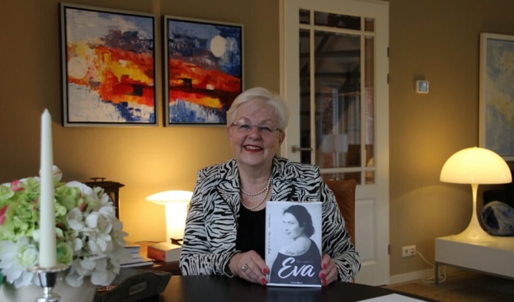 Evelyn Grijze met haar boek. Foto: Archief Achterhoek Nieuws