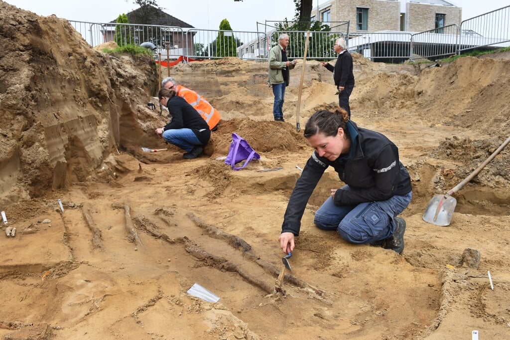 Jacobine Melis, archeoloog S.O.B. Research, op de locatie in Gendringen. Foto: Roel Kleinpenning