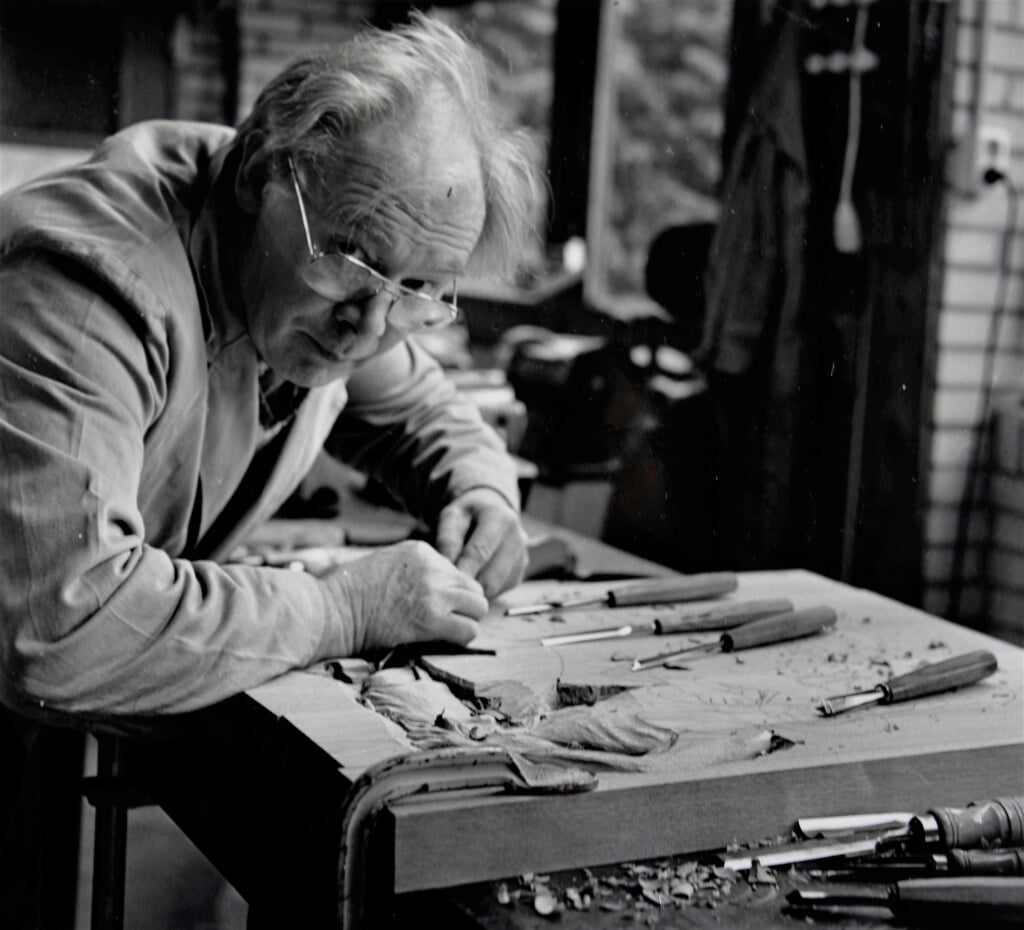 Houtsnijder Henk Schoemaker (1931-2006) aan het werk. Foto uit archief Dhr. Schipper, Zelhem