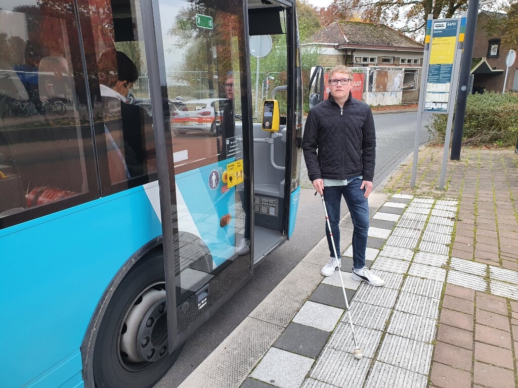 Jefrrey bij de bushalte van Arriva bij station Lichtenvoorde-Groenlo. Foto: Henri Walterbos