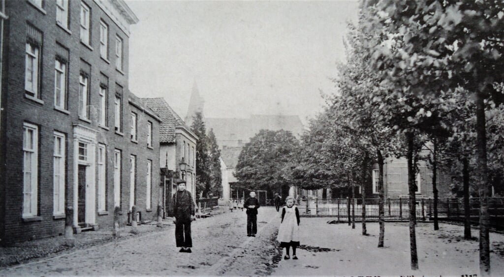 Klooster Elisabeth links in de Dijkstraat, op de achtergrond de RK kerk.
