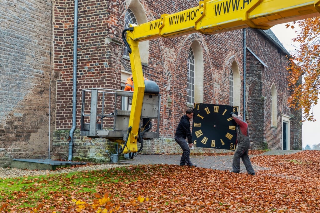 Het gerestaureerde uurwerk wordt met een hoogwerker omhoog gebracht. Foto: Ton Rothengatter