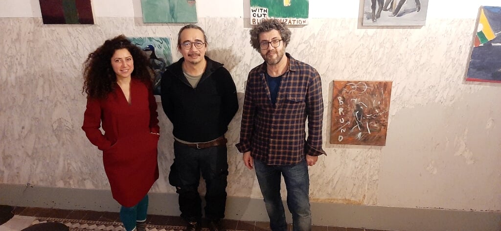 Mounira (l), Sawang en Fadi (r) in de expositieruimte aan de Groenmarkt. Foto: Meike Wesselink