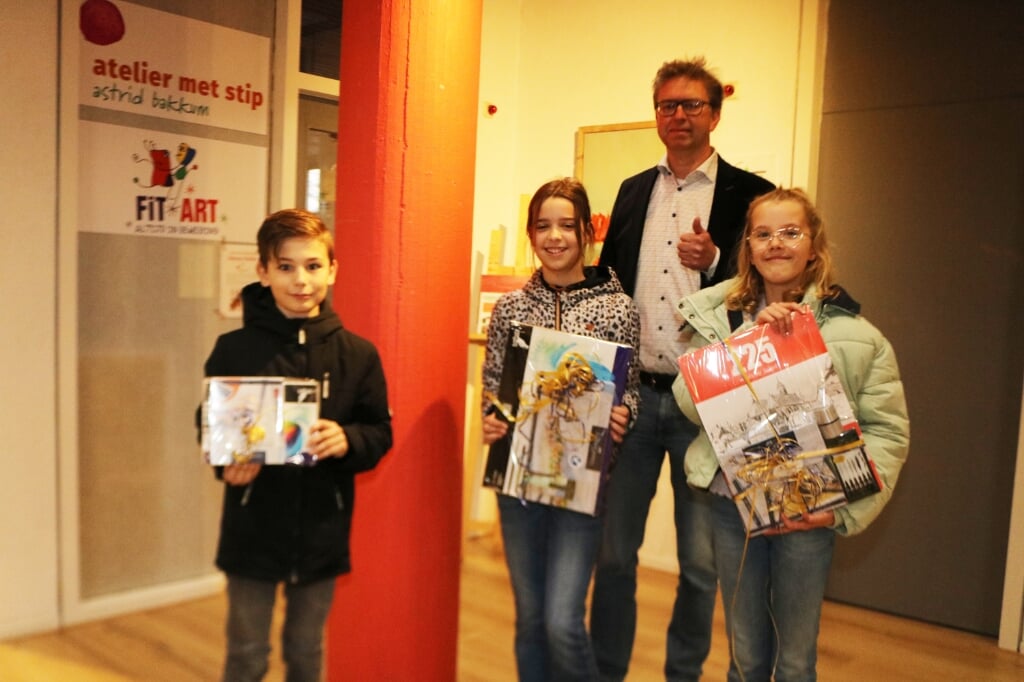 De prijswinnaars, v.l.n.r. Winston Brink (3), Gwen Koers (2) en Chris van Couwelaar (1) met wethouder Henk van Zeijts. Foto: Arjen Dieperink