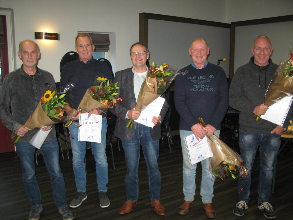 De kampioenen van de duivenconcourscombinatie Silvolde e.o. zijn gehuldigd. Foto: Frits Hendriksen.
