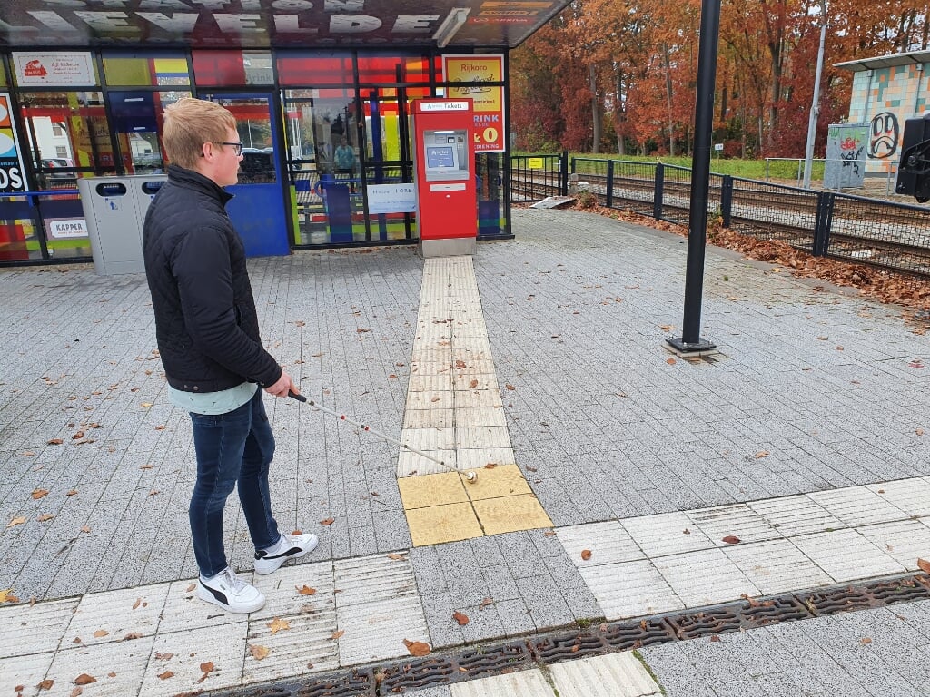 Jeffrey voelt aan de gele rubberen tegels dat hij op een afslag staat, richting kaartautomaat. Foto: Henri Walterbos