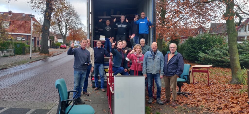 'Inpakkers' van de Rotaryclubs Neede en Oldenzaal klaren de klus. Foto: PR