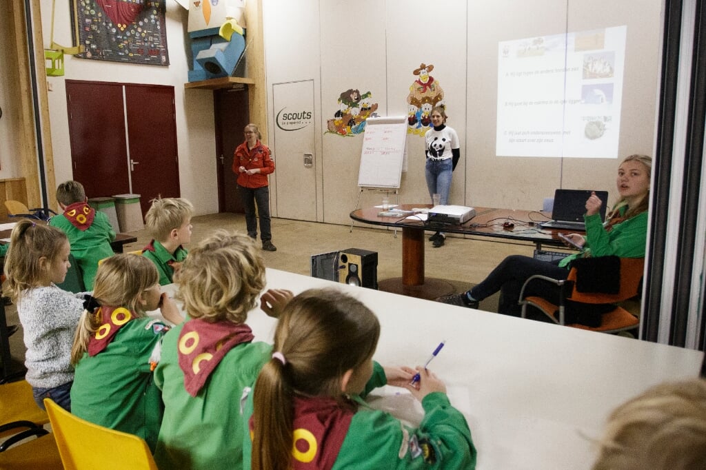 Een vrijwilligster van het WNF gaf een presentatie, aansluitend volgde een quiz. Foto: Stefan van Nieuwenhoven