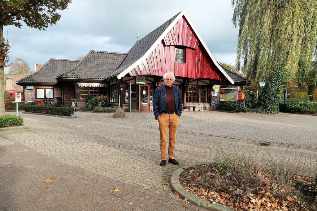 André Bomers met op de achtergrond de boerderij het allemaal ooit begon. Foto: Theo Huijskes