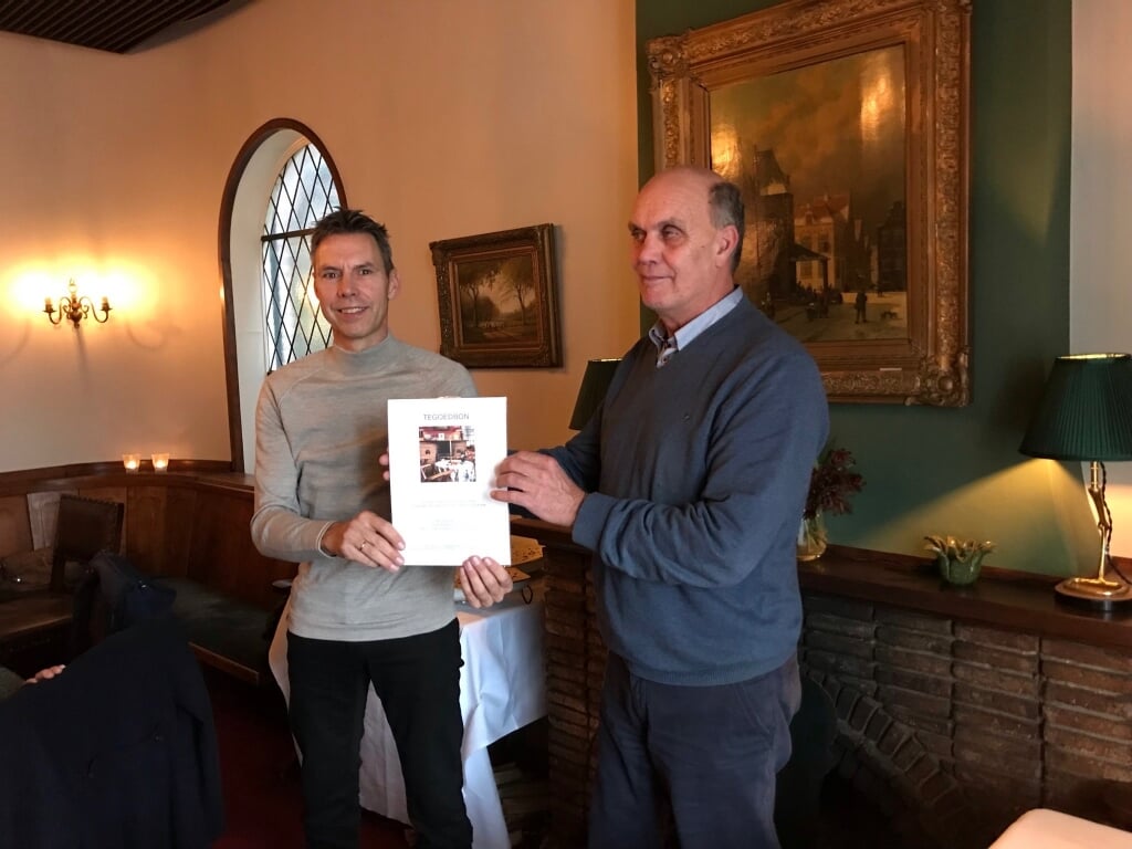 Lionsclub voorzitter Ernst-Jan Somsen reikt prijs uit aan Richard van Soest. Foto: Lionsclub Bronckhorst