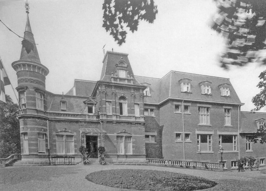 De villa van de dames Mispelblom Beijer als onderdeel van het Walburgisziekenhuis. Foto uit besproken boek