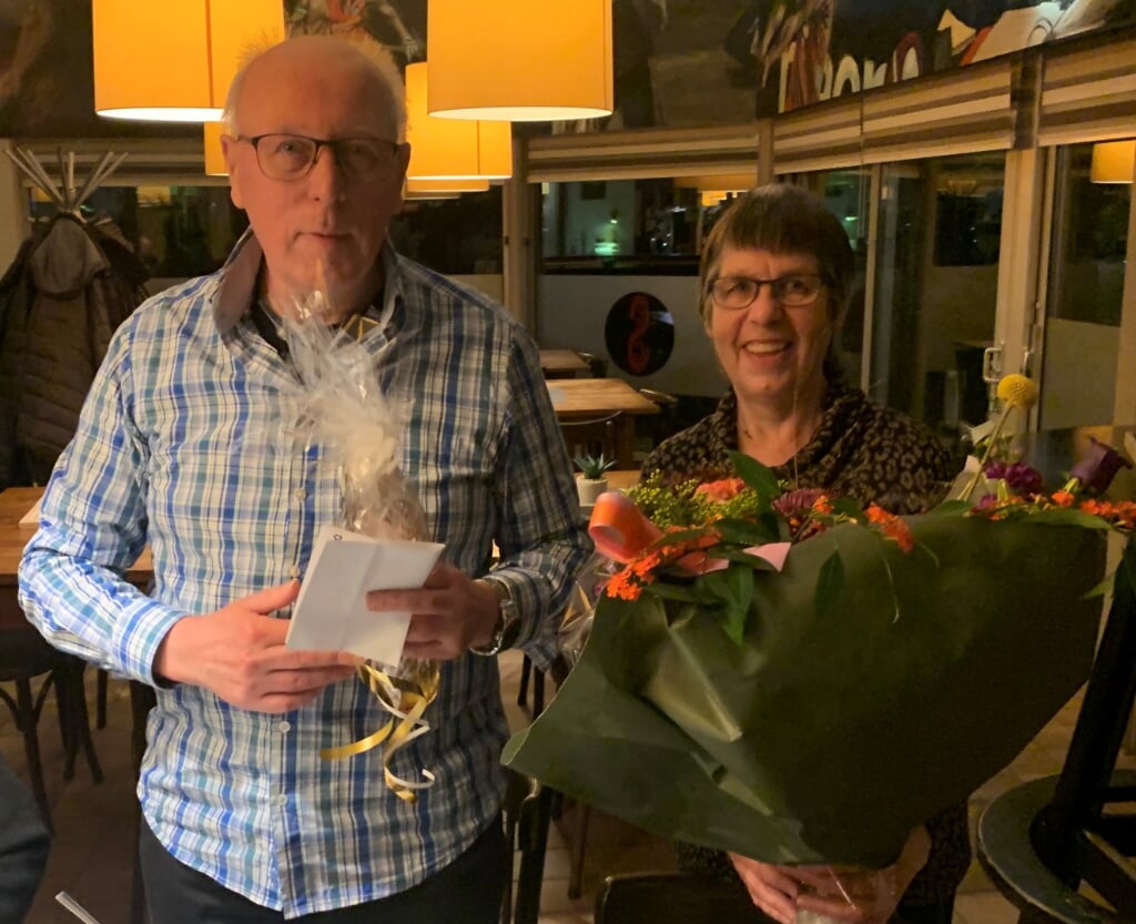 Gerrit kreeg een origineel flesje IJsselwater en envelop met inhoud, zijn vrouw een prachtige bos bloemen. Foto: PR