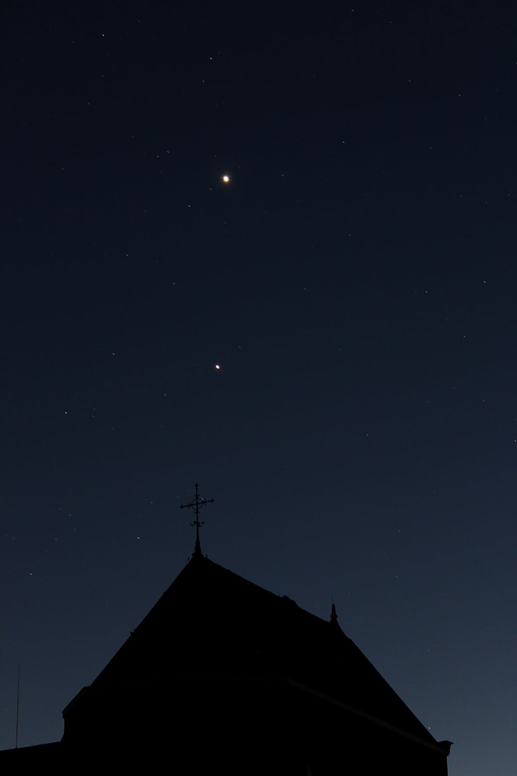 Venus en Jupiter boven klooster Kranenburg. Foto: Freddy Nauta