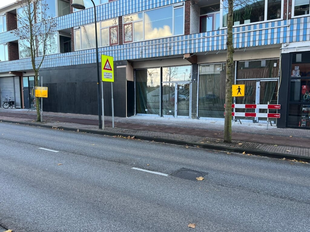 De eerste kozijnen voor de nieuwe bedrijfsunits aan de zijde van het Stationsplein zijn afgelopen week geplaatst. Foto: Harm Wolf